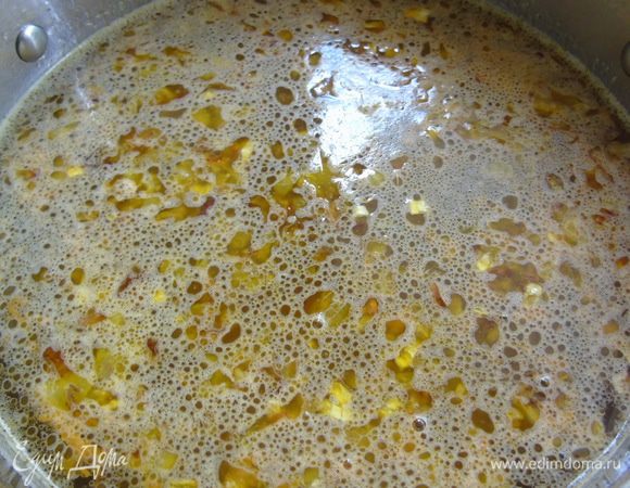 Вливаем воду (3 л) и как закипит, добавляем картофель.