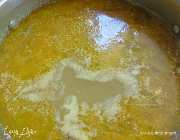 Добавляем горох и варим на медленном огне до готовности.