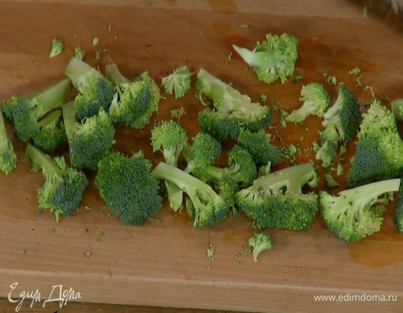 Брокколи разобрать на небольшие соцветия, затем разрезать каждое соцветие на 4 части вдоль.