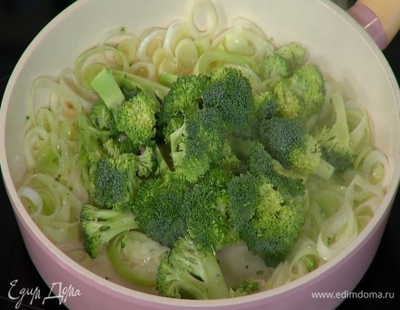 Добавить брокколи в сковороду с пореем, все перемешать, накрыть крышкой и готовить 2–3 минуты.