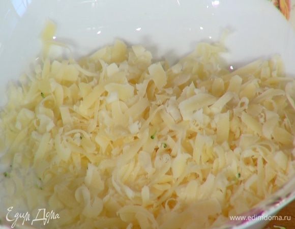 Сыр натереть на крупной терке.