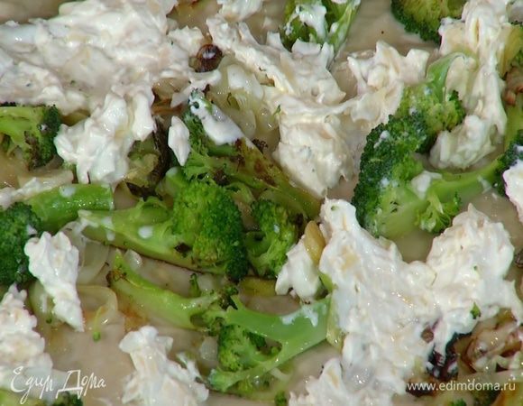 Большую часть натертого сыра перемешать со сливками и выложить сверху на овощи. 