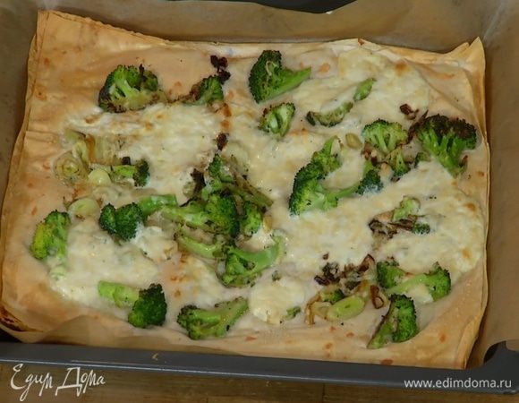 Посыпать все оставшимся сыром и выпекать в разогретой духовке 15 минут.