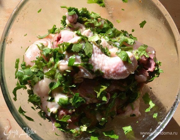  Курочку нарезаем на порционные кусочки. Складываем в миску, добавляем половину измельченной кинзы, петрушки и мяты. Солим, перчим добавляем хмели-сунели, 1 ч.л. растительного масла (у меня оливковое). И оставляем мариноваться на 30 минут.