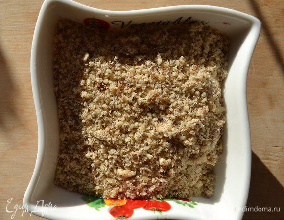 Орехи измельчаем до мелкой крошки (если вам нравятся крупные кусочки орехов, то можно измельчить крупнее).