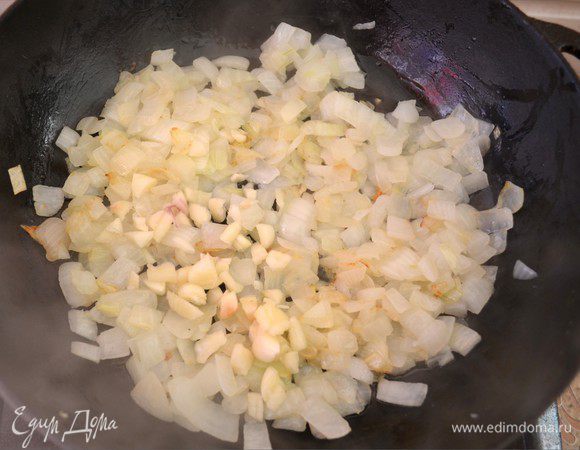 Берем сковороду с высокими краями. У мня чугунная. Я очень люблю готовить именно в чугуне (подойдет и мультиварка). На нагретой сковороде пассируем жарим измельченный репчатый лук, в самом конце добавляем чеснок (лучше свежий). Сразу выкладываем маринованную курочку и даем ей пропитаться ароматами лука, чеснока и трав.