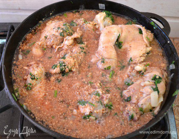 Заливаем все гранатовым соком (если у вас свежевыжатый сок, добавьте 1 ч.л. сахарного песка). Все оставляем томиться под крышкой на 40 мин на малом огне. 