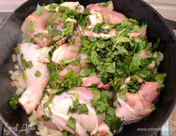 Теперь добавляем оставшуюся измельченную кинзу, петрушку и мяту. И тушим еще 2 минуты.