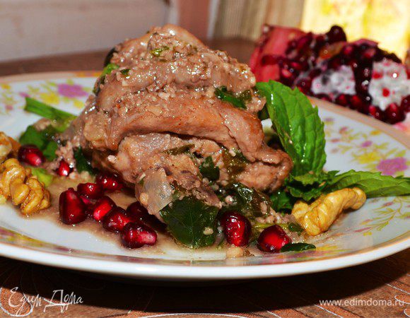 И все! Можно кушать! Для гарнира хорошо будет отварной рис. Но я приготовила легкий салат с руколой, салатом и помидорами с заправкой из бальзамического уксуса и лимонного сока. Приятного аппетита!  