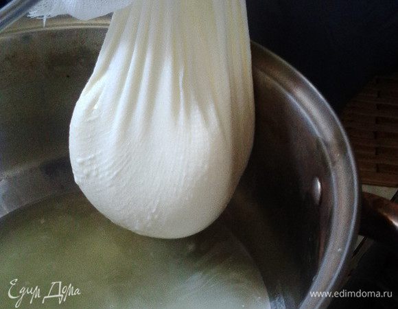 Возьмём несладкий йогурт (у меня домашнего приготовления), поместим в марлю и подвесим эту конструкцию для освобождения лишней жидкости примерно минут на 45-60. Образовавшуюся сыворотку можно использовать в косметических или кулинарных целях.