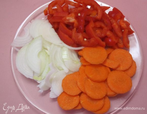 Лук нарезать полукольцами, очищенную морковь - кружочками, сладкий перец - кольцами или соломкой.