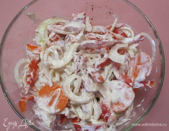 Добавить сметану, посолить, перемешать.