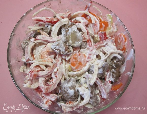 Добавить к овощам обжаренную печень, немного перемешать, чтобы часть овощей закрыла печенку.