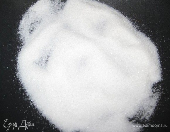 Насыпаем половину сахара на горячую сковородку. Растапливаем его, постоянно помешивая 2-3 минуты.