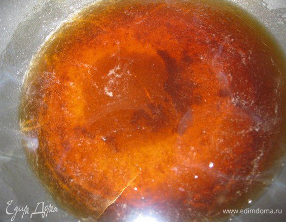 Заливаем сахар крепким горячим чаем и продолжаем греть, помешивая, чтобы сахар растопился. Даем немного остыть.