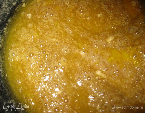 Взбиваем яйца с оставшимся сахаром. Взбиваем. Добавляем мягкое сливочное масло. Взбиваем.
2 столовых ложки растительного масла. Все перемешиваем.