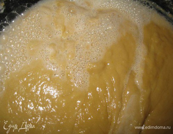 Соду гасим уксусом. Добавляем корицу, гвоздику, ванилин, если не было ванильного сахара. Взбиваем.