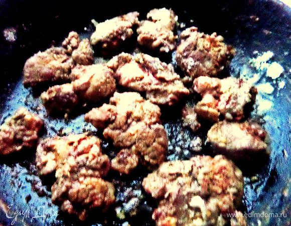 Нарезать на удобные кусочки, обмакнуть в муку и обжарить на оливковом масле с двух сторон.