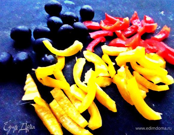 Перцы нарезать соломкой и высыпать к печени.