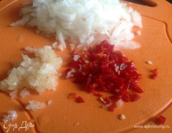 Очистите лук и чеснок. Перец чили и лук нарежьте как можно мельче. Чеснок выдавите прессом.