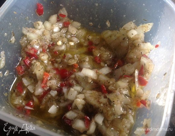 Смешайте лук, чеснок, перец чили, оливковое масло, тимьян, соль и перец.