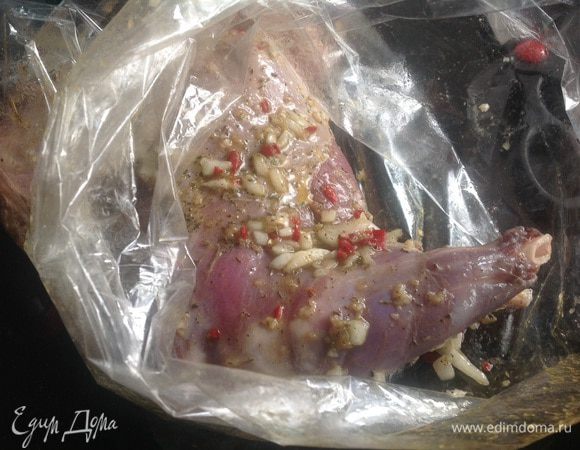 Натрите ножку ягненка полученным маринадом и оставьте на 30 минут. Положите ножку в пакет для запекания и готовьте в духовке 1 час 30 минут. После чего разрежьте пакет, полейте ножку получившемся соком и готовьте еще 15 минут. Выключите духовку и дайте мясу отдохнуть 10 минут.