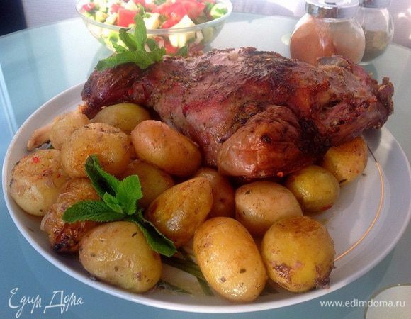 Подавайте с запеченным картофелем и свежими овощами.
Приятного аппетита!