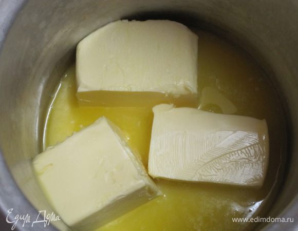 Сначала надо приготовить топленое масло. Я разрезала масло на куски и выложила в кастрюлю с двойным дном для молока.