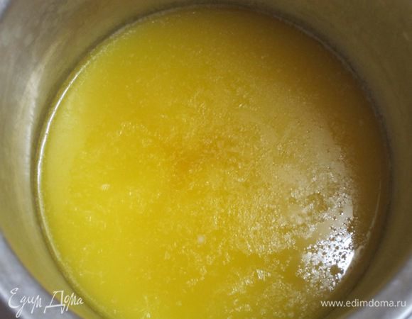 Когда масло растопилось и появилась пенка, я посыпала сверху солью (1 чайная ложка на 500 грамм масла) и слегка перемешала.