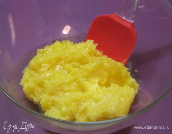 Охлажденное топленое масло тщательно растереть ложкой.