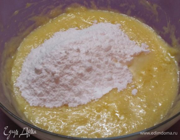 Постепенно всыпать 250 грамм сахарной  пудры (25 грамм оставить для посыпки готовых изделий) и ванилин. Хорошо размешать.