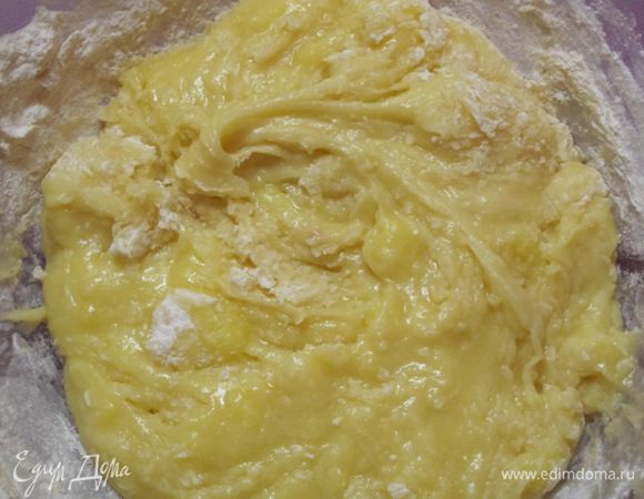 Засыпать просеянную муку, постоянно перемешивая.