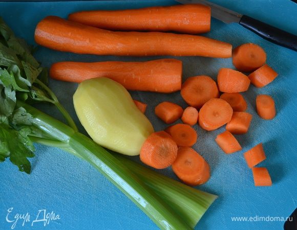 Овощи вымыть, очистить и нарезать кубиками. Положите все в кастрюлю с лавровым листом и веточкой тимьяна.