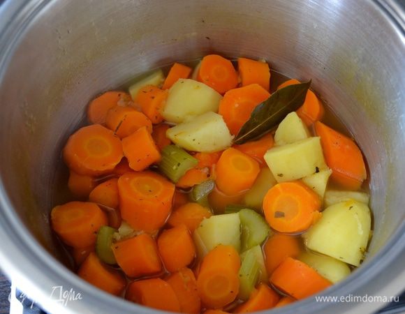 Залейте бульоном, накройте крышкой, доведите до кипения и варите на слабом огне 30 минут. Удалите из супа лавровый лист тимьян.