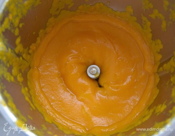 Готовые овощи измельчить до состояния пюре с помощью погружного блендера или в чаше стационарного. Суп выложить опять в кастрюлю, довести до кипения и ввести в него 80 г тертого сыра эмменталь. Посолите и поперчите по вкусу, добавьте мускатный орех. Перемешайте суп, чтобы сыр полностью в нем растворился. Накрыть крышкой и дать постоять минут 15 перед подачей.