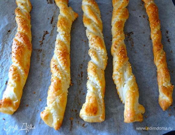 Запекать в разогретой до 200 градусов духовке около 10 минут до красивого золотистого цвета.
