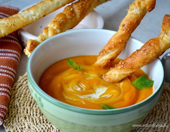 Разлить суп-потаж по тарелкам и подавать, добавив по одной столовой ложке сливок и со слоеными палочками, украсив, по желанию, листиками мяты. Приятного аппетита! )))