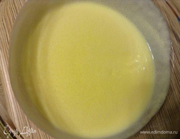 Баварский мусс: желтки взбить с половиной сахара, стручок ванили разрезать, удалить семена, сложить в сотейник, влить молоко, довести до кипения, стручок удалить, часть молока влить в яичную массу, постоянно мешая. Вернуть все в сотейник с молоком, варить на медленном огне пока не начнет густеть, снять с огня, добавить ранее замоченный и отжатый желатин. Дать остыть. 