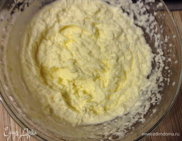 Вторую часть сахара взбить со сливками до жестких пиков, ввести крем в сливки, мешая лопаткой.