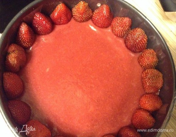 Клубнику вымыть, просушить, крупные ягоды разрезать пополам и выложить срезом к бортику по кругу, плотно прижав.