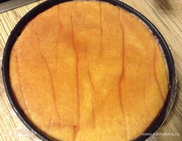 На застывший мусс выложить второй корж, пропитать хорошо.