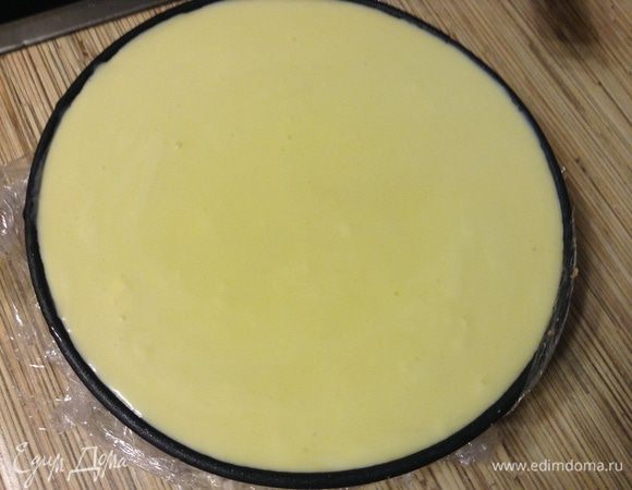 Вылить сверху оставшийся мусс, поставить в холодильник на 20 минут.