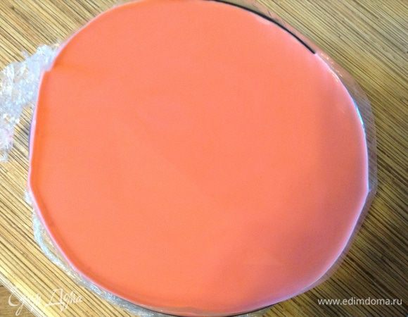 Глазурь: довести до кипения молоко и сливки, добавить шоколад, мешать до растворения, добавить одну каплю розового или красного красителя (можно свекольный сок), снять с огня, добавить ранее замоченный и отжатый желатин. Дать остыть, пропустить через сито 2-3 раза, залить торт. Поставить еще минут на 20 в холодильник.