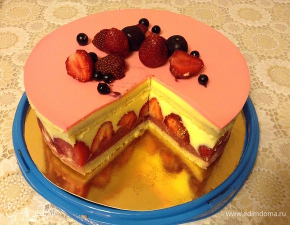 Снять форму с торта, украсить по вкусу ягодами. Приятного чаепития.