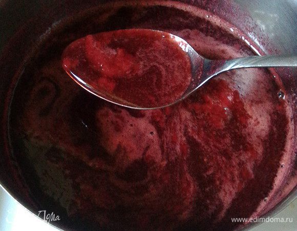 Так выглядит протертое через сито ягодное пюре.