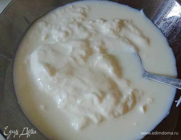 К густому йогурту добавляем молоко и перемешиваем до однородности.