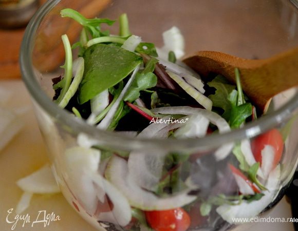 Салатную смесь помыть, встряхнуть от лишней влаги. Луковицу маленькую порезать тонко. Помидоры черри порезать на половинки.