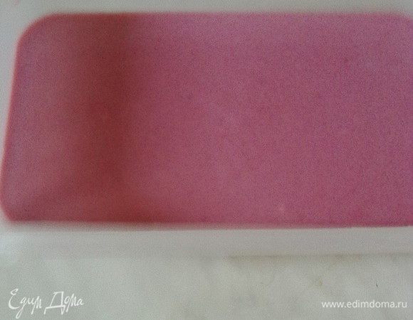 Наполняем полученным мороженым пластиковый контейнер и прячем его в морозилку часов эдак на 4-6, перемешивая его каждый час для однородности.