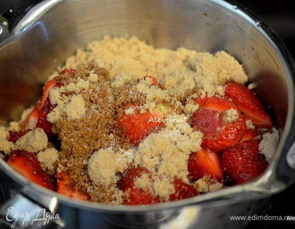 Клубнику очистить от плодоножки, порезать на половинки, засыпать коричневым сахаром, посыпать солью и дать постоять 15 мин. Затем ягоды слегка раздавить.