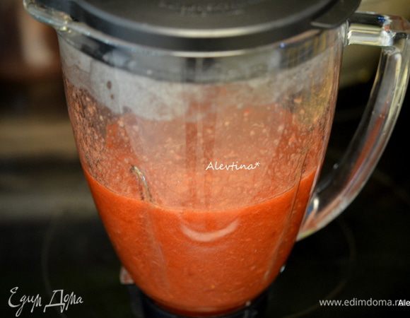 Взбить в блендере до однородной массы. Затем вылить в кастрюлю с тяжелым дном и поставить на огонь на 5 мин, не более.